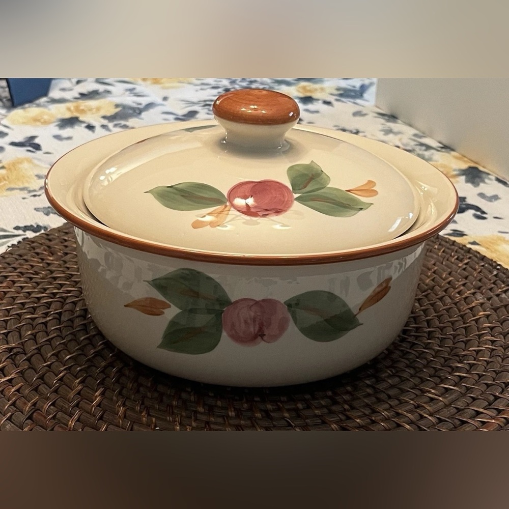 Franciscan Apple 2 Qt Round Covered Casserole Johnson Bros Portugal Lidded Dish